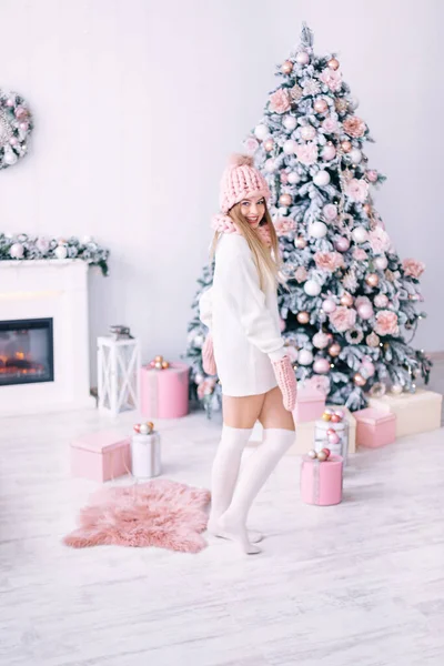 Meisje Een Witte Trui Roze Hoed Sjaal Handschoenen Kijkt Camera — Stockfoto