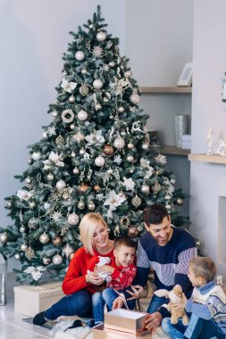 Mutlu Noeller! mutlu aile anne baba ve çocuk tree yakınındaki sihirli hediye