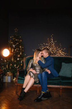 Kadın ve erkek mükemmel bir ilişkiden zevk alıyor ve kış tatillerini sıcak bir evde geçiriyorlar.