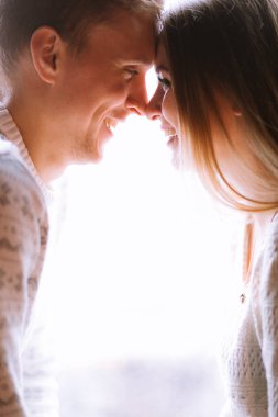 Kız ve erkek birbirlerine dokunur gülümseyerek, mutlu mesut