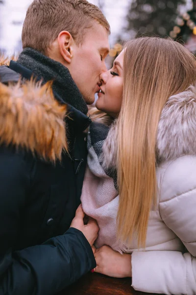 Giovane Coppia Strada Baciare Durante Giornata Invernale — Foto Stock