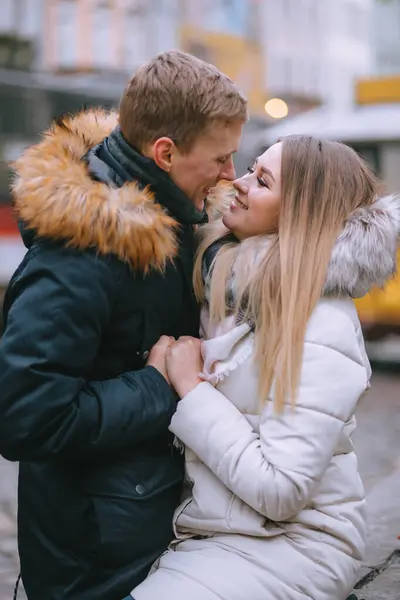 Młoda Romantyczna Para Jest Zabawy Świeżym Powietrzu Zimie Przed Bożym — Zdjęcie stockowe