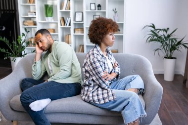 Evde üzgün bir çift var. Yakışıklı bir adam ve güzel bir genç kadın kavga ediyorlar. Kanepede birlikte oturuyoruz. Aile sorunları.