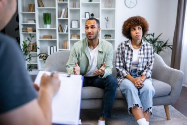 Etkili evlilik terapisi. Çift danışmanın ofisinde kanepede oturuyor.