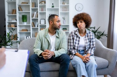 Çift terapisi. Hoş ve hoş bir çift bir psikologu ziyaret ediyor ve ilişkilerdeki sorunlarla uğraşırken psikolojik seans yapıyorlar.