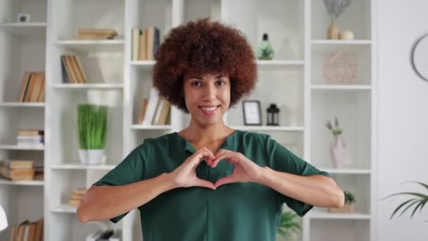 Porträt Einer Glücklichen Afrikanisch Amerikanischen Lockigen Frau Die Ihre Herzform — Stockvideo