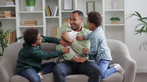 Niños Alegres Haciendo Cosquillas Padre Sofá Casa Feliz Familia Negra — Vídeos de Stock