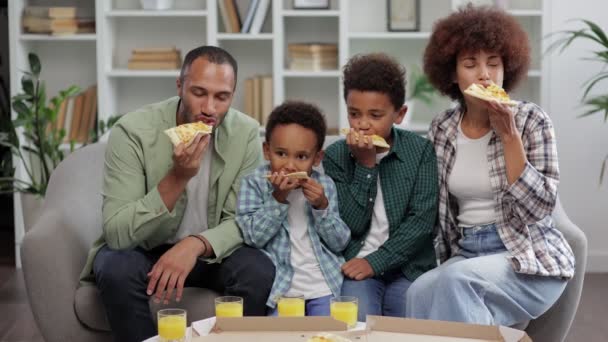 Afrykańska Rodzina Dwójką Dzieci Pizzę Domu Mama Tata Synowie Cieszyć — Wideo stockowe