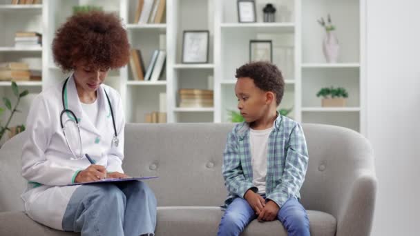 Giovane Medico Afroamericano Pediatra Donna Che Parla Con Bambino Prendendo — Video Stock