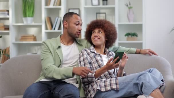 Überglückliche Junge Paare Ruhen Sich Hause Auf Der Couch Aus — Stockvideo