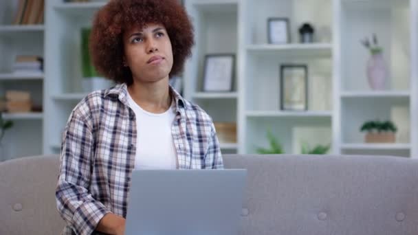 Όμορφη Σκεπτική Αφροαμερικανή Σγουρή Γυναίκα Που Χρησιμοποιεί Ασημί Φορητό Υπολογιστή — Αρχείο Βίντεο