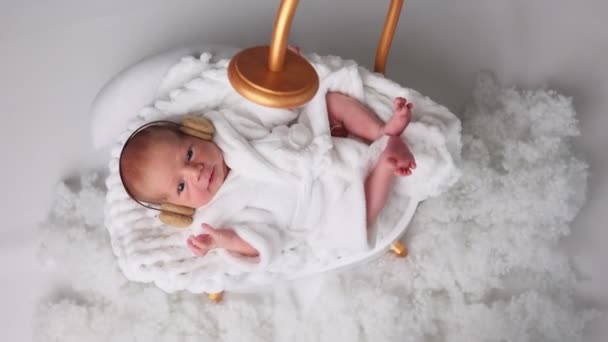 お風呂の後にタオルを着ている赤ちゃん 子供時代とベビーケアのコンセプト — ストック動画
