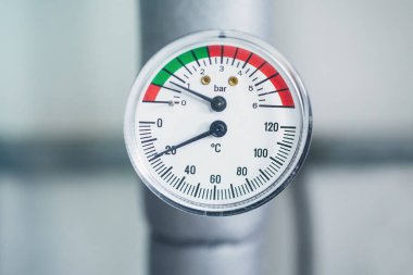 Petrol ve doğalgaz endüstrisi konsepti. LNG ya da LPG dağıtım istasyonundaki boru hattında metal çelik yüksek basınç göstergesi metre ya da manometre