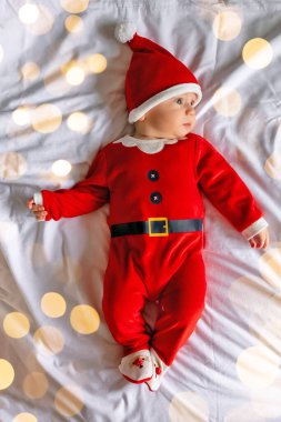 Güzel küçük bebek Noel 'i kutluyor. Yeni yıl tatili. Noel Baba kostümlü bebek.