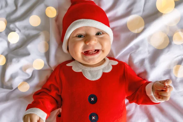 Feliz Niño Sonriente Lindo Con Sombrero Santa Ropa Cama Interior —  Fotos de Stock
