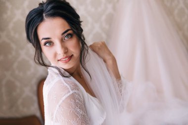 Sabah hazırlıkları, törenden önce zarif esmer gelin..