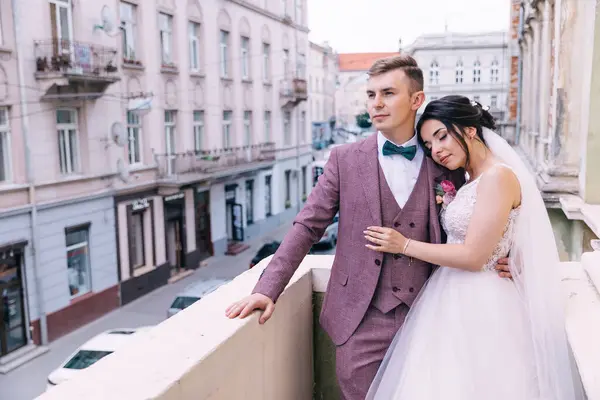 Piękna Młoda Kaukaska Para Nowożeńców Całuje Się Przytula Balkonie Tle — Zdjęcie stockowe
