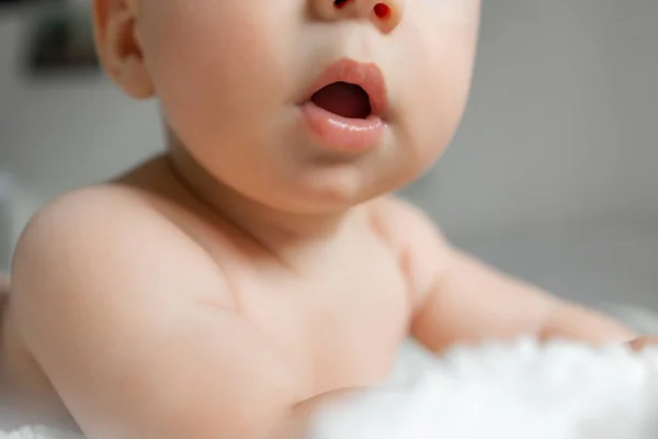 Recién Nacido Bebé Boca Primer Plano Acostado Sobre Estómago — Foto de Stock
