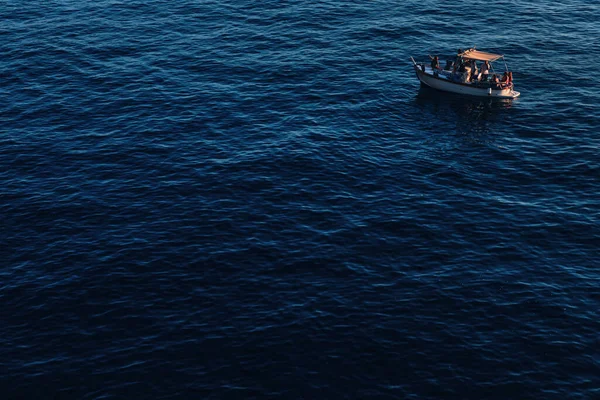 Bateau Avec Des Touristes Parmi Mer Bleue Voyage Mer Ondulation — Photo