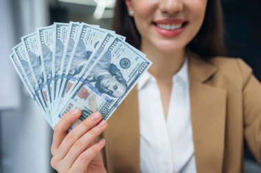 Mutlu iş kadını elinde nakit para, banknotlar başarıyı, piyango kazananı, büyük kârı kutluyor.