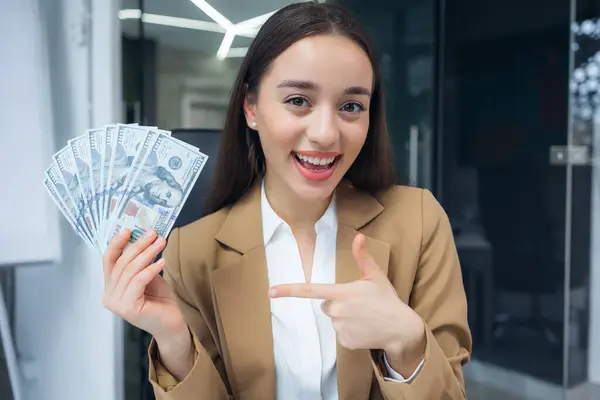 Glückliche Geschäftsfrau Mädchen Hält Fan Von Bargeld Dollar Banknoten Feiern — Stockfoto