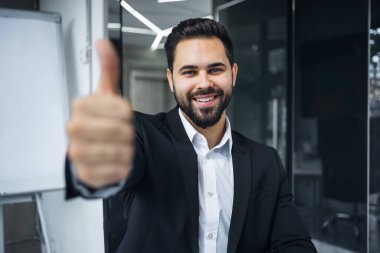 Yönetici, işaret onaylama jestini kabul ediyor. başparmak yukarı