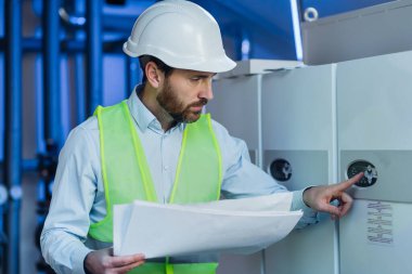 Kazan dairesine ısıtma sisteminde teftiş teknisyen