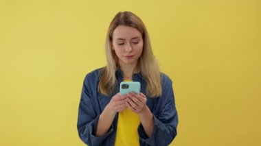 Akıllı telefonların yavaş çalışması, yetersiz fonlar, ne diye bağırması yüzünden kadınlar sorun yaşıyor. Kablosuz ağ sinyali yok, uygulamalar çöktü. Kadın, kötü haber kavramına sahip mesajlardan rahatsız oluyor