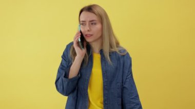 Kızgın ve agresif bir kadın telefonda bağırıyor ve konuşuyor. Küfürler ve kavgalar. Bağıran Sinirli Kişi