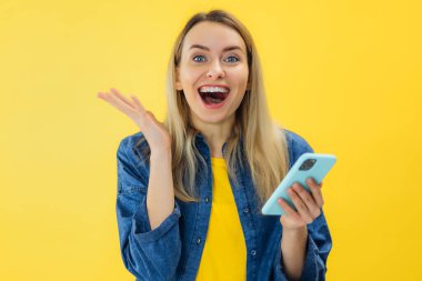 Sevimli, afallamış, afallamış bir bayan uyarı tavsiyesi alıyor. Harika bir haber. Online piyangoyu kutluyoruz ya da bahis oynuyoruz.