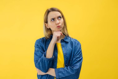 Hım. Şüpheli, düşünceli, genç bir bayan başını kaldırıp, sanki önemli bir şeyi hatırlamaya çalışıyormuş gibi elini yüzüne koyuyor.