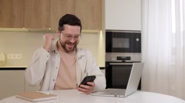 Mutlu adam cep telefonu kullanır ve der ki: 