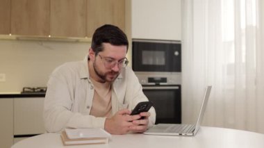Mutlu adam cep telefonu kullanır ve der ki: 