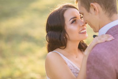 Yeni evlilerin birbirine sevgi dolu gözlerle baktığı yakın plan..