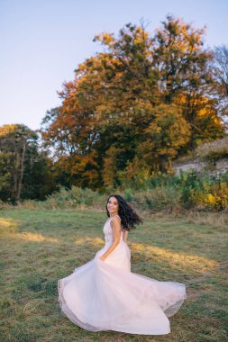 Gelin doğada temiz havada eğleniyor, dans ediyor.