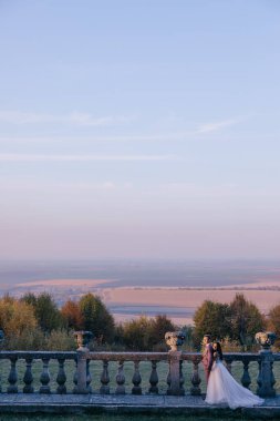 Gelin ve damadın kalenin yakınındaki düğün fotoğrafınız kutlu olsun. Düğün gelenekleri, karı koca.