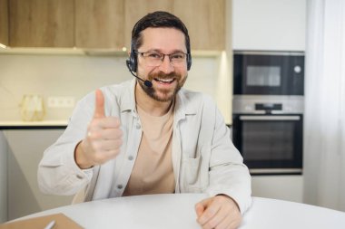 Neşeli adam konferansta web kamerasıyla konuşuyor..