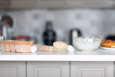 Açık gri mermer masada lezzetli ev yapımı kek için taze malzemelerle düz yatıyordu kompozisyon.