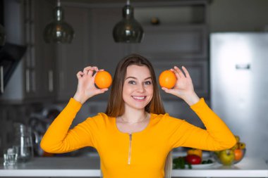 Güzel bir model turunçgillerle poz verir. Temiz, canlı ve ışıl ışıl bir yüzün anahtarıdır..