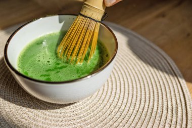 Geleneksel Matcha Çay Hazırlama Japon kültürünü ve geleneğini temsil eden canlı yeşil kibrit çayını köpürtmek için bambu çırpıcı kullanılıyor.