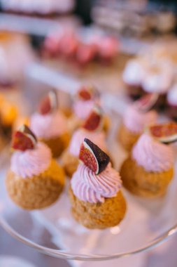 Düğün çikolatası. Muffinlerle nefis bir büfe.