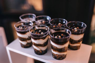 Muffinlerle, eklerlerle ve diğer tatlılarla süslenmiş lezzetli bir büfeyle süslenmiş çikolata..