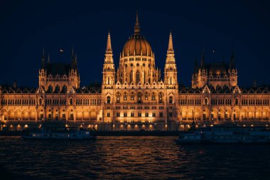 Budapeşte, Macaristan - 2 Temmuz 2018 Budapeşte Tuna kıyısında da Macar Parlamentosu binası. tekneyle gece görüntüleyin. gemi Nehri üzerinde