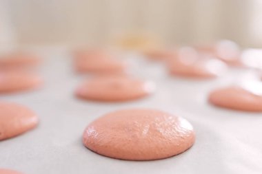 Pembe makarna hamuru hazırlanırken parşömen kağıdına dayanır.