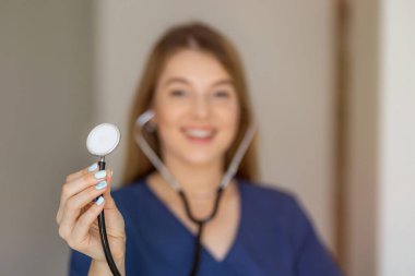 Sağlık ve şefkat üzerine odaklanmış steteskop sunan bir tıp uzmanı.