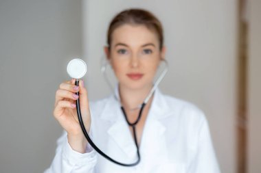 Elinde steteskop tutan beyaz önlüklü bir sağlık uzmanı bakım, uzmanlık ve tıbbi sorumluluğu temsil ediyor. Sağlık, sağlık ve sağlık hizmetleri teması.