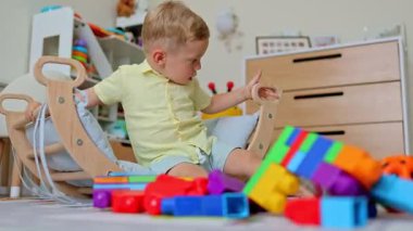 Küçük bir salıncakta sallanan genç bir çocuk. 