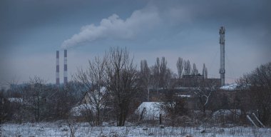Duman ve bacalı sanayi manzarası