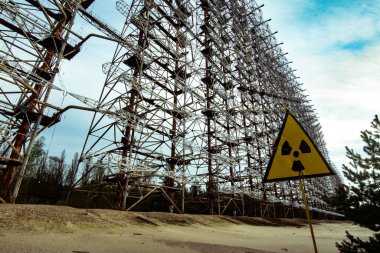 Pripyat bölgesinde Çernobil Radyasyon İşareti. ukraine