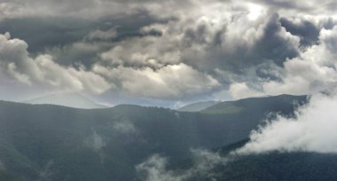Dağların güzel manzarası.